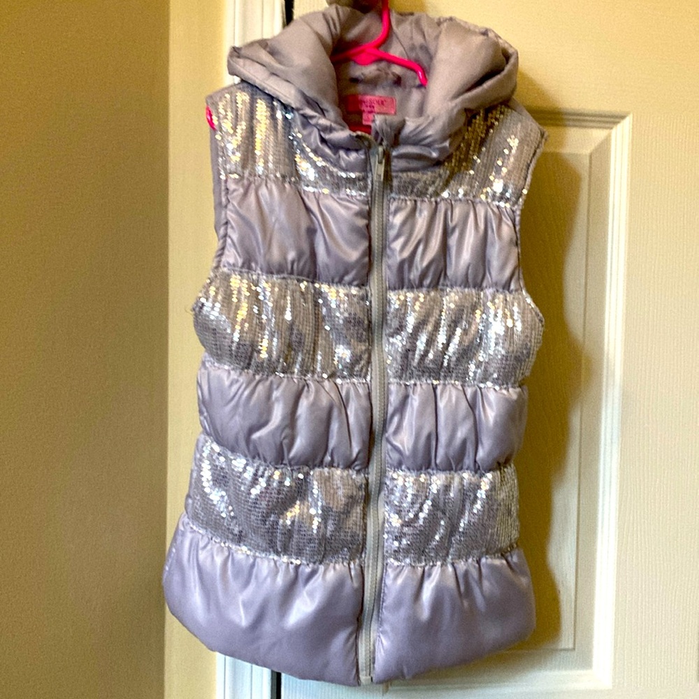 NWOT front zipper vest with hoodie. Sequin details a add a touch of texture